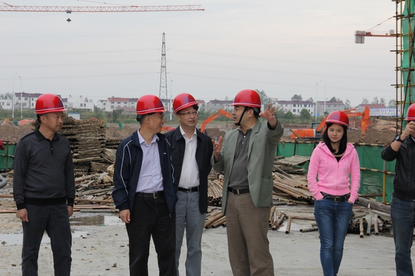 省國資委第二監事會(huì )主任王正發(fā)一行到公司檢查指導工作