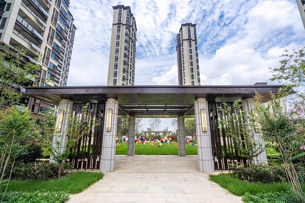 黨員先鋒隊助力徽鹽·龍湖灣二期提前交付