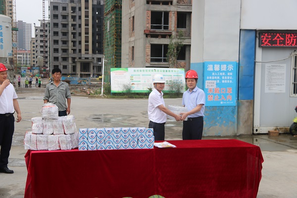 楊曉彬到徽鹽地產(chǎn)定遠、泗縣項目公司開(kāi)展高溫慰問(wèn)