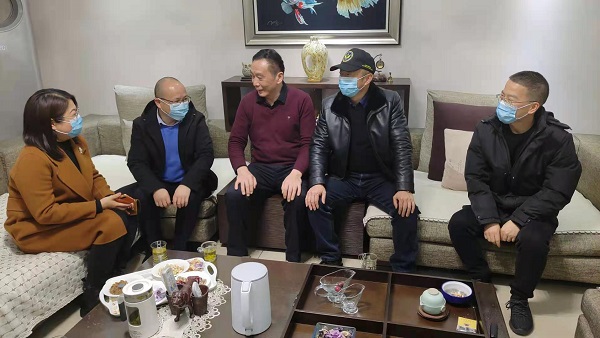 “情系退休老職工 走訪(fǎng)慰問(wèn)暖人心”徽鹽地產(chǎn)集團公司組織開(kāi)展春節慰問(wèn)活動(dòng)