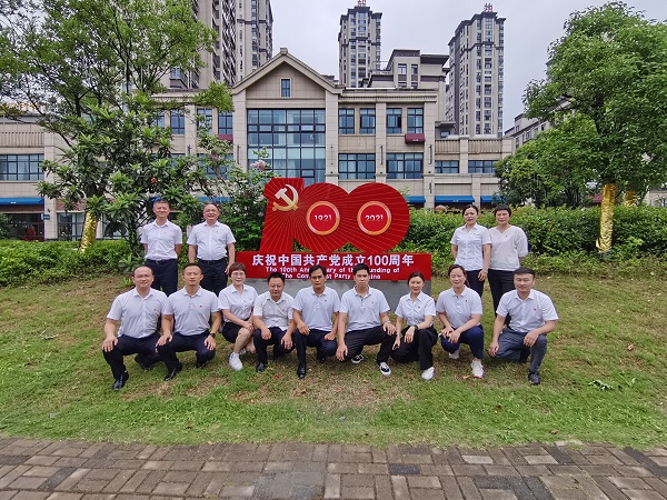 徽鹽地產(chǎn)集團六安項目黨支部舉行重溫入黨誓詞暨新黨員宣誓活動(dòng)