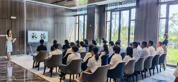 徽鹽地產(chǎn)集團公司霍邱項目開(kāi)展禮儀培訓