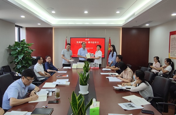 黨課銘初心，贈書(shū)促學(xué)習——徽鹽地產(chǎn)集團機關(guān)第二黨支部推動(dòng)黨史學(xué)習教育再升溫