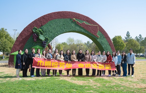 地產(chǎn)集團工會(huì )舉辦婦女節草莓采摘活動(dòng)